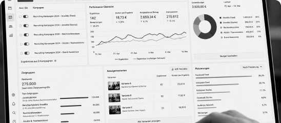 Social Recruiting für Kanzleien: Tablet mit Dashboard der Recruiting-Kampagnen für Anwälte, Referendare und Azubis