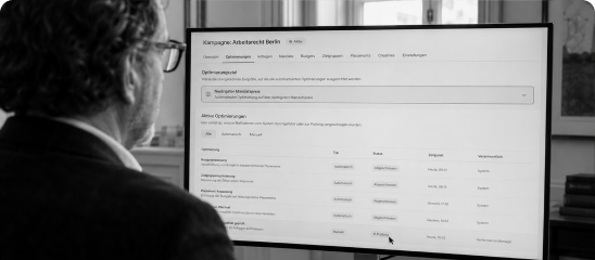 Social-Media-Kampagnen für Anwälte aussteuern: Anwalt prüft am Monitor die Kampagnen-Optimierungen