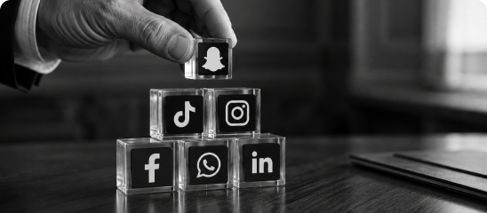 Social Recruiting für Kanzleien: Glaswürfel mit Logos von TikTok, Instagram, Facebook, WhatsApp, LinkedIn und Snapchat