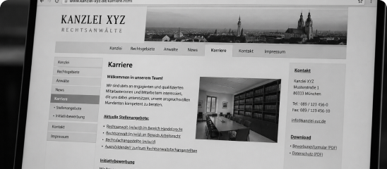 Recruiting für Kanzleien: Laptop mit veralteter Karriereseite einer Beispielkanzlei und langer Stellenliste